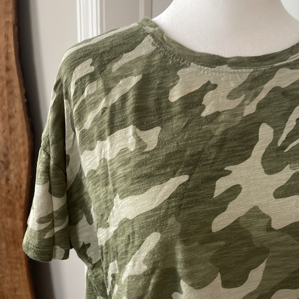 Old Navy Camo Cropped Tee Women’s Size M - Picture 4 of 5